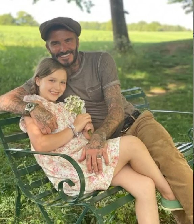 Ngọt ngào khoảnh khắc David Beckham cùng làm bánh với con gái