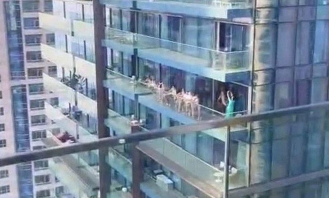 Đấu giá video hậu trường chụp ảnh khỏa thân của nhóm người mẫu ở Dubai - 1 Đấu giá video hậu trường chụp ảnh khỏa thân của nhóm người mẫu ở Dubai - 1