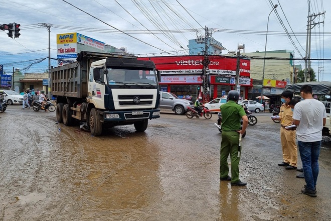 Đi ôn thi về, nữ sinh lớp 12 bị xe tải tông tử vong - 2 Đi ôn thi về, nữ sinh lớp 12 bị xe tải tông tử vong - 2