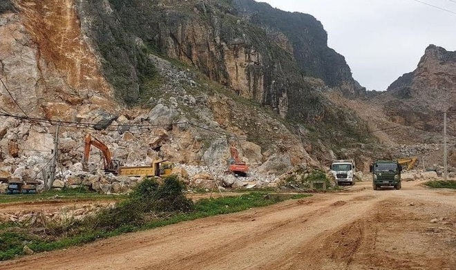 Dân bức xúc vì xe quá tải ra vào mỏ đá gây mất an toàn - 1 Dân bức xúc vì xe quá tải ra vào mỏ đá gây mất an toàn - 1