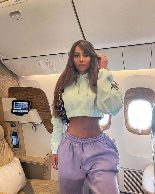 Hotgirl sống ảo: Chụp ảnh trong khoang thương gia dù ngồi ghế phổ thông - 2 Hotgirl sống ảo: Chụp ảnh trong khoang thương gia dù ngồi ghế phổ thông - 2