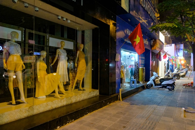 Những con phố thời trang ở Hà Nội: Ngày ế ẩm, tối tắt đèn đi ngủ sớm - 15 Những con phố thời trang ở Hà Nội: Ngày ế ẩm, tối tắt đèn đi ngủ sớm - 15
