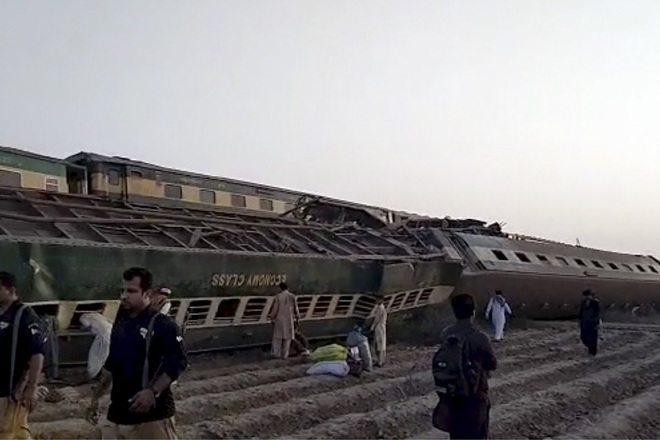 Hai tàu chở trên 1.000 khách đâm nhau kinh hoàng ở Pakistan, 35 người chết - 9 Hai tàu chở trên 1.000 khách đâm nhau kinh hoàng ở Pakistan, 35 người chết - 9
