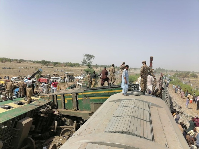 Hai tàu chở trên 1.000 khách đâm nhau kinh hoàng ở Pakistan, 35 người chết - 2 Hai tàu chở trên 1.000 khách đâm nhau kinh hoàng ở Pakistan, 35 người chết - 2