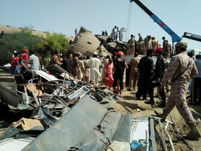 Hai tàu chở trên 1.000 khách đâm nhau kinh hoàng ở Pakistan, 35 người chết - 3 Hai tàu chở trên 1.000 khách đâm nhau kinh hoàng ở Pakistan, 35 người chết - 3
