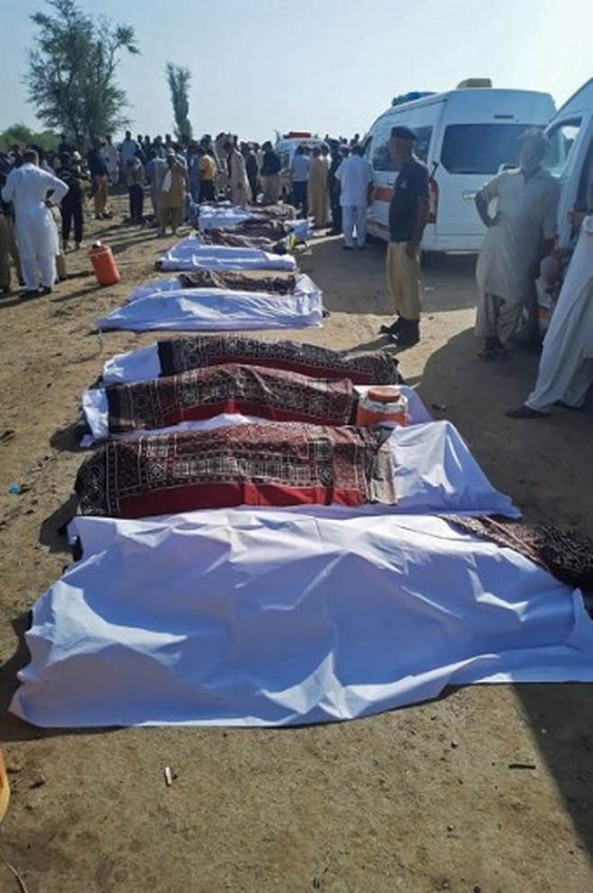 Hai tàu chở trên 1.000 khách đâm nhau kinh hoàng ở Pakistan, 35 người chết - 5 Hai tàu chở trên 1.000 khách đâm nhau kinh hoàng ở Pakistan, 35 người chết - 5