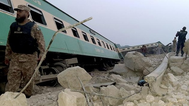 Hai tàu chở trên 1.000 khách đâm nhau kinh hoàng ở Pakistan, 35 người chết - 6 Hai tàu chở trên 1.000 khách đâm nhau kinh hoàng ở Pakistan, 35 người chết - 6