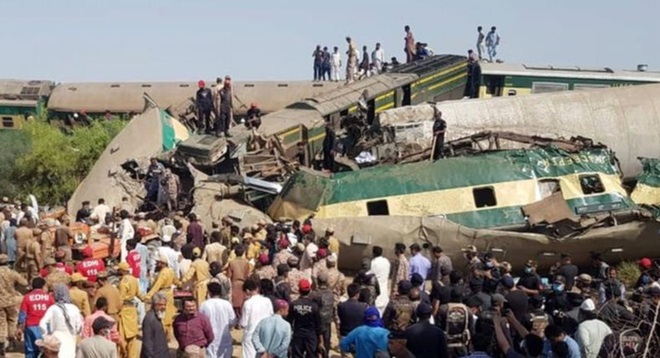 Hai tàu chở trên 1.000 khách đâm nhau kinh hoàng ở Pakistan, 35 người chết - 7 Hai tàu chở trên 1.000 khách đâm nhau kinh hoàng ở Pakistan, 35 người chết - 7