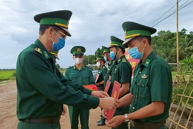 Lễ trao quyết định thăng quân hàm đặc biệt ở chốt phòng dịch - 1 Lễ trao quyết định thăng quân hàm đặc biệt ở chốt phòng dịch - 1
