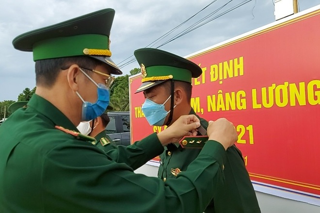 Lễ trao quyết định thăng quân hàm đặc biệt ở chốt phòng dịch - 2 Lễ trao quyết định thăng quân hàm đặc biệt ở chốt phòng dịch - 2