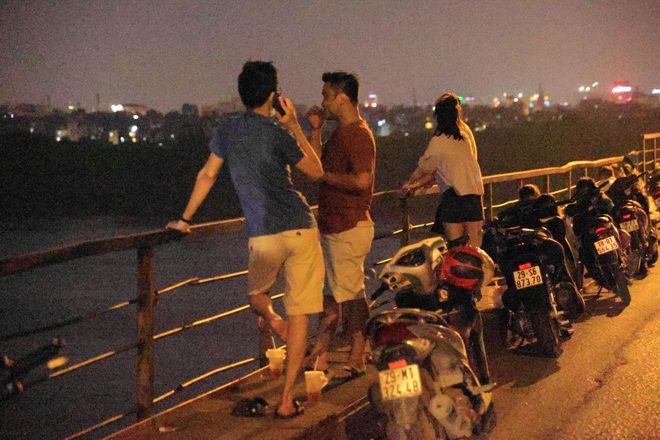 Bất chấp khuyến cáo dịch: Giới trẻ vẫn tụ tập đông nghịt trên cầu Long Biên - 2