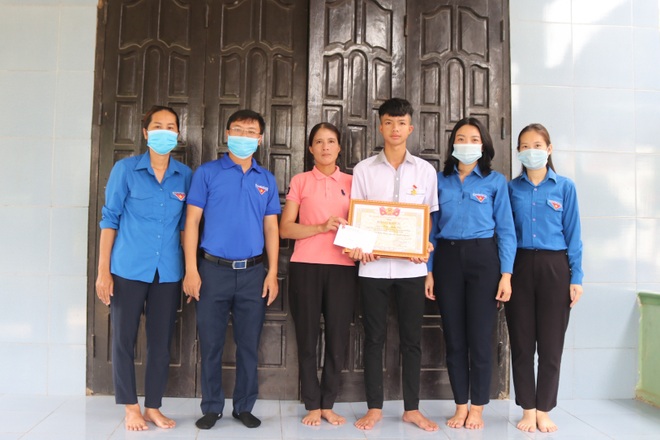 Trao Huy hiệu Tuổi trẻ dũng cảm cho nam sinh cứu 2 em nhỏ đuối nước - 1 Trao Huy hiệu Tuổi trẻ dũng cảm cho nam sinh cứu 2 em nhỏ đuối nước - 1
