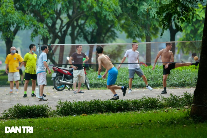 Hồ Gươm bị cấm, dân Hà Nội đổ ra chật kín đường ven hồ Tây đạp xe, chạy bộ - 14 Hồ Gươm bị cấm, dân Hà Nội đổ ra chật kín đường ven hồ Tây đạp xe, chạy bộ - 14