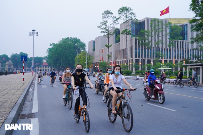 Hồ Gươm bị cấm, dân Hà Nội đổ ra chật kín đường ven hồ Tây đạp xe, chạy bộ - 10 Hồ Gươm bị cấm, dân Hà Nội đổ ra chật kín đường ven hồ Tây đạp xe, chạy bộ - 10