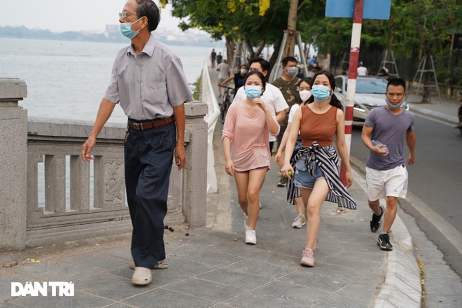 Hồ Gươm bị cấm, dân Hà Nội đổ ra chật kín đường ven hồ Tây đạp xe, chạy bộ - 3 Hồ Gươm bị cấm, dân Hà Nội đổ ra chật kín đường ven hồ Tây đạp xe, chạy bộ - 3