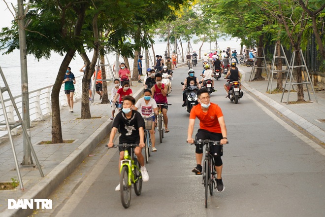 Hồ Gươm bị cấm, dân Hà Nội đổ ra chật kín đường ven hồ Tây đạp xe, chạy bộ - 1 Hồ Gươm bị cấm, dân Hà Nội đổ ra chật kín đường ven hồ Tây đạp xe, chạy bộ - 1