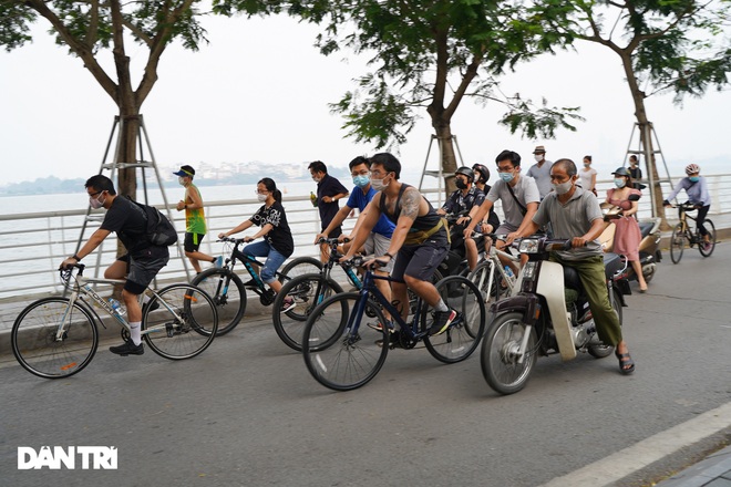 Hồ Gươm bị cấm, dân Hà Nội đổ ra chật kín đường ven hồ Tây đạp xe, chạy bộ - 2 Hồ Gươm bị cấm, dân Hà Nội đổ ra chật kín đường ven hồ Tây đạp xe, chạy bộ - 2