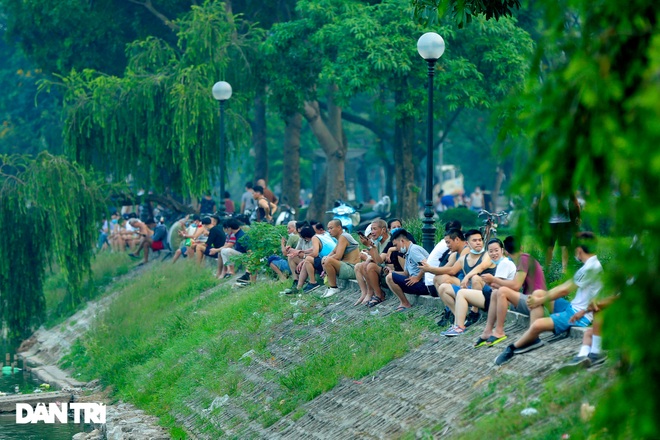 Hồ Gươm bị cấm, dân Hà Nội đổ ra chật kín đường ven hồ Tây đạp xe, chạy bộ - 11 Hồ Gươm bị cấm, dân Hà Nội đổ ra chật kín đường ven hồ Tây đạp xe, chạy bộ - 11