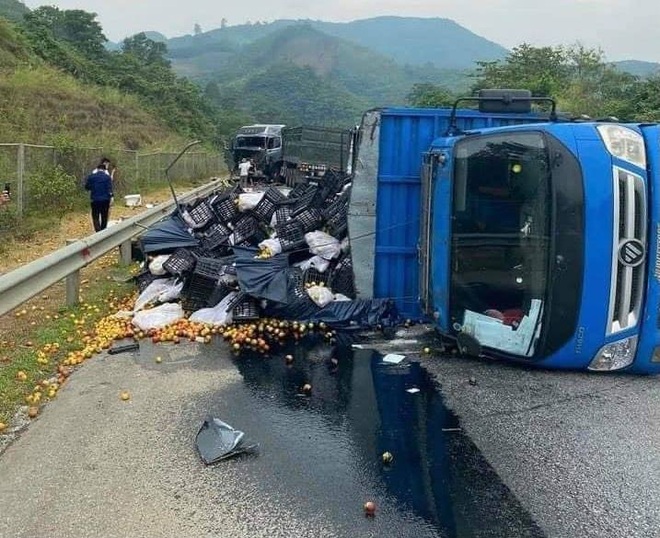 Bốn ô tô va chạm liên hoàn trên cao tốc Nội Bài - Lào Cai - 1 Bốn ô tô va chạm liên hoàn trên cao tốc Nội Bài - Lào Cai - 1