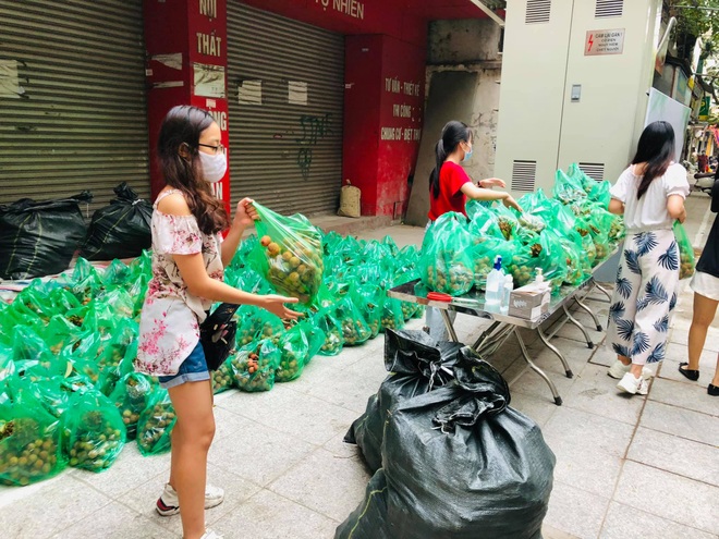 Người phụ nữ phát tặng 2 tấn vải thiều: Tấm lòng của mình với Bắc Giang - 1 Người phụ nữ phát tặng 2 tấn vải thiều: Tấm lòng của mình với Bắc Giang - 1