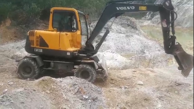 Vụ nữ sinh chết oan dưới bẫy của đất tặc: San lấp hố tử thần - 2 Vụ nữ sinh chết oan dưới bẫy của đất tặc: San lấp hố tử thần - 2
