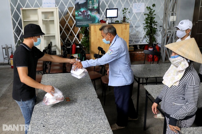 Người dân TPHCM chung tay hỗ trợ lao động nghèo vượt qua mùa dịch - 5 Người dân TPHCM chung tay hỗ trợ lao động nghèo vượt qua mùa dịch - 5
