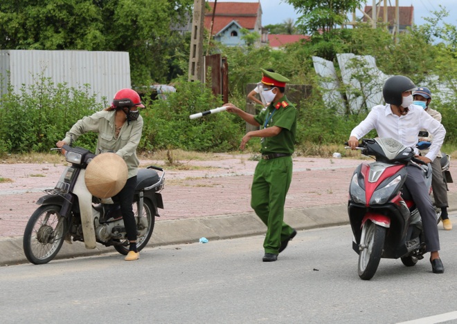 Thành phố Hà Tĩnh vắng lặng trong ngày đầu áp dụng cách ly - 3 Thành phố Hà Tĩnh vắng lặng trong ngày đầu áp dụng cách ly - 3