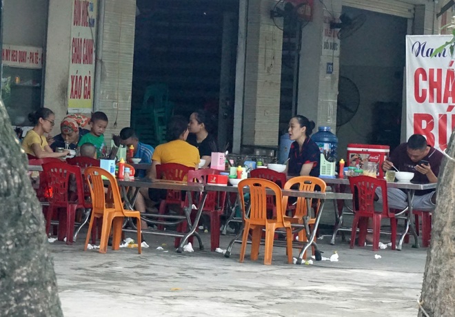 Đã có lệnh tạm dừng, hàng quán vẫn chật khách đến ăn - 2 Đã có lệnh tạm dừng, hàng quán vẫn chật khách đến ăn - 2