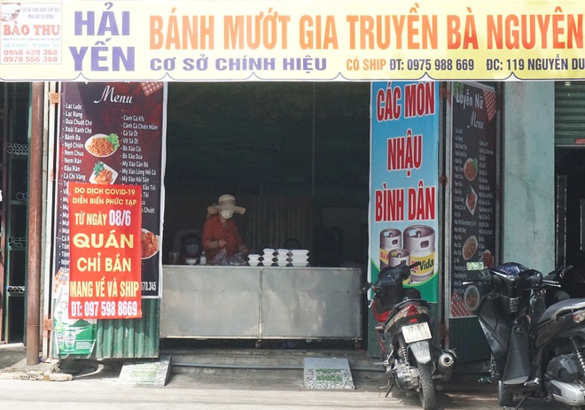 Đã có lệnh tạm dừng, hàng quán vẫn chật khách đến ăn - 6 Đã có lệnh tạm dừng, hàng quán vẫn chật khách đến ăn - 6