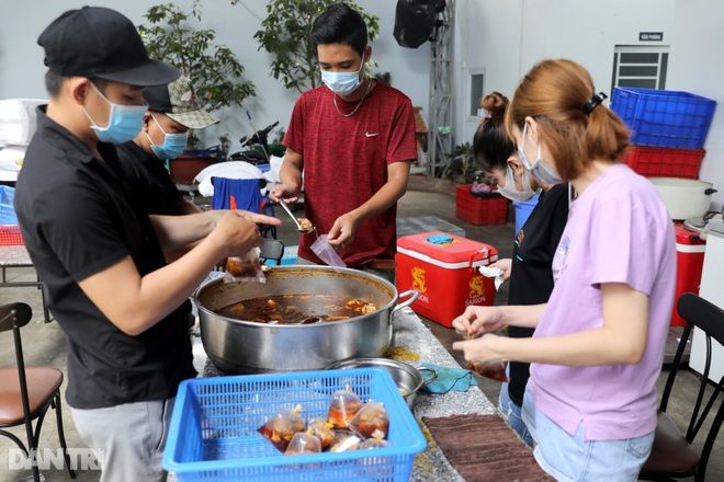 Người dân TPHCM chung tay hỗ trợ lao động nghèo vượt qua mùa dịch - 2 Người dân TPHCM chung tay hỗ trợ lao động nghèo vượt qua mùa dịch - 2