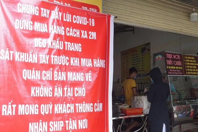 Đã có lệnh tạm dừng, hàng quán vẫn chật khách đến ăn - 1 Đã có lệnh tạm dừng, hàng quán vẫn chật khách đến ăn - 1