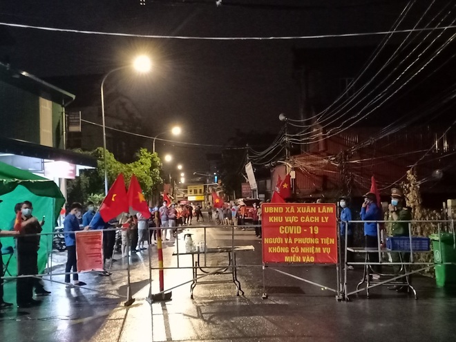 Bắc Ninh: Người dân 3 thôn vẫy cờ hò reo vì được gỡ lệnh cách ly - 2 Bắc Ninh: Người dân 3 thôn vẫy cờ hò reo vì được gỡ lệnh cách ly - 2