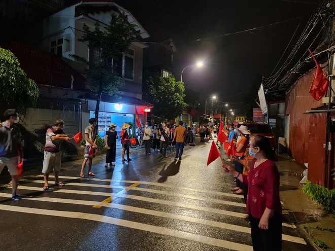 Bắc Ninh: Người dân 3 thôn vẫy cờ hò reo vì được gỡ lệnh cách ly - 5 Bắc Ninh: Người dân 3 thôn vẫy cờ hò reo vì được gỡ lệnh cách ly - 5