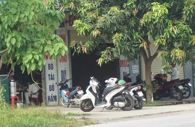 Đã có lệnh tạm dừng, hàng quán vẫn chật khách đến ăn - 3 Đã có lệnh tạm dừng, hàng quán vẫn chật khách đến ăn - 3