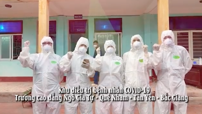 Giữa tâm dịch Bắc Giang, các bác sĩ mặc đồ bảo hộ hát Đồng lòng Việt Nam - 1