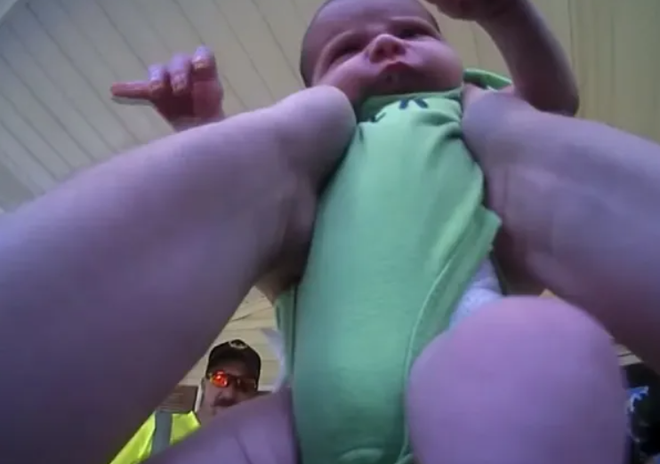 Video cảnh sát cứu em bé bị ngạt đường thở bằng cách vỗ liên tục vào lưng - 1