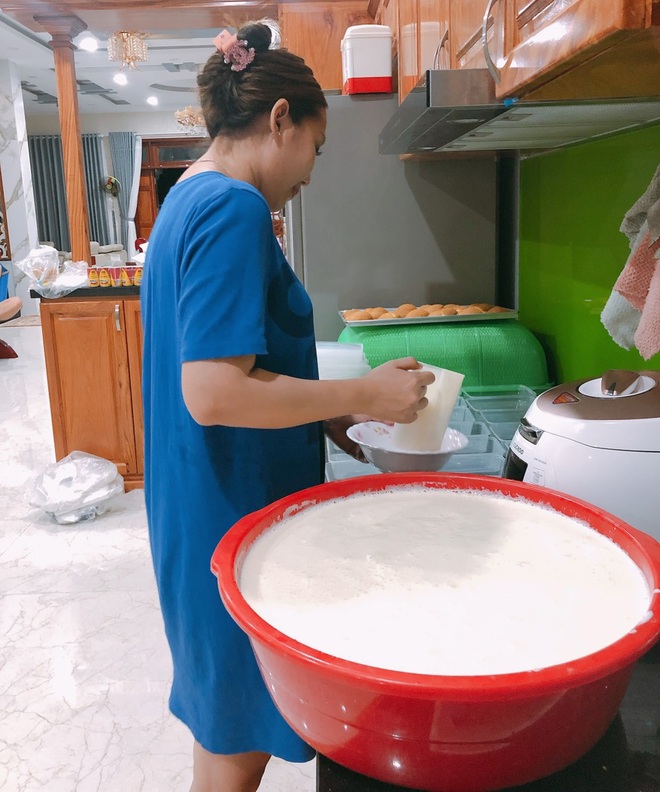 Nữ tiếp viên hàng không bán bánh bông lan mưu sinh vì dịch Covid-19 - 2 Nữ tiếp viên hàng không bán bánh bông lan mưu sinh vì dịch Covid-19 - 2