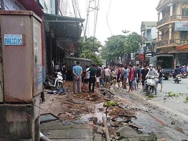 Tài xế cán nát một tỷ đồng, nghi do tránh 2 người qua đường đột ngột - 2 Tài xế cán nát một tỷ đồng, nghi do tránh 2 người qua đường đột ngột - 2