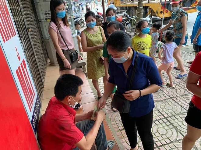 Tài xế cán nát một tỷ đồng, nghi do tránh 2 người qua đường đột ngột - 4 Tài xế cán nát một tỷ đồng, nghi do tránh 2 người qua đường đột ngột - 4