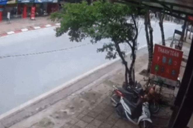 Tài xế bẻ lái tránh 2 người, cán nát một tỷ đồng không vi phạm tốc độ - 1 Tài xế bẻ lái tránh 2 người, cán nát một tỷ đồng không vi phạm tốc độ - 1