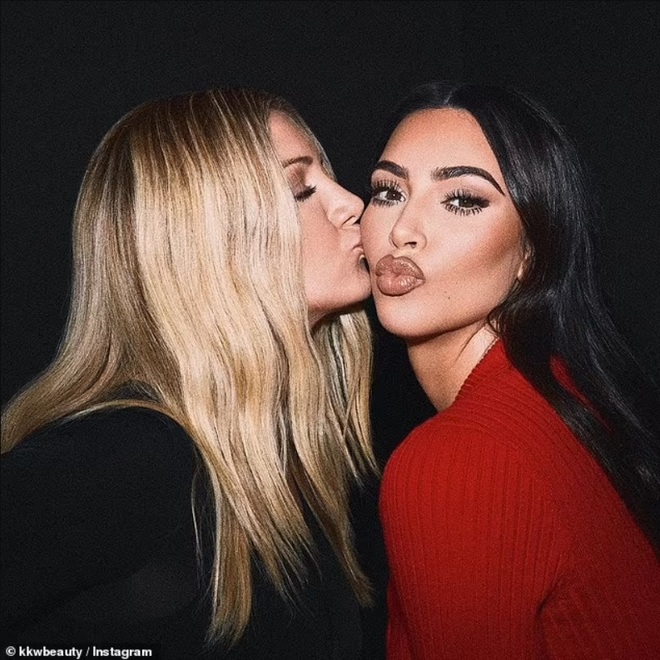 Vừa đẹp, vừa giàu, Kim Kardashian còn sở hữu nhan sắc không đổi suốt 20 năm - 2 Vừa đẹp, vừa giàu, Kim Kardashian còn sở hữu nhan sắc không đổi suốt 20 năm - 2