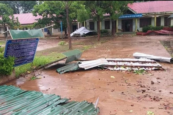 Lốc xoáy cuốn tốc mái trường học và nhiều nhà dân - 2 Lốc xoáy cuốn tốc mái trường học và nhiều nhà dân - 2