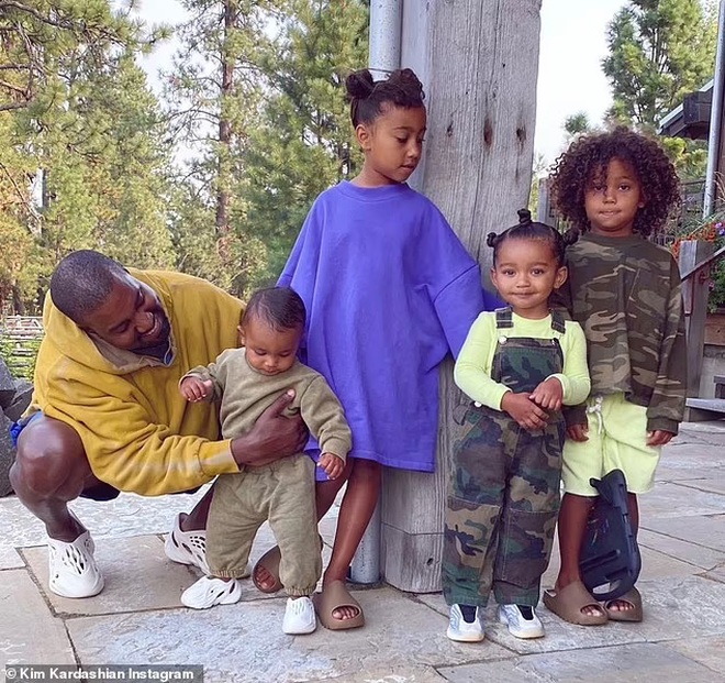 Kim Kardashian chúc mừng sinh nhật chồng dù đang làm thủ tục ly dị - 2 Kim Kardashian chúc mừng sinh nhật chồng dù đang làm thủ tục ly dị - 2
