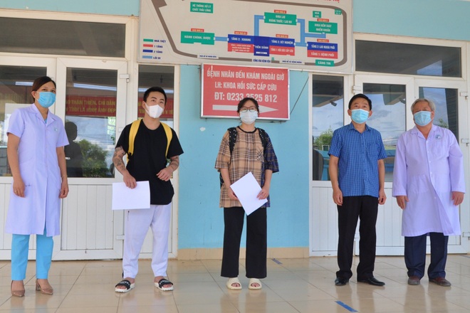 Hai bệnh nhân mắc Covid-19 cuối cùng xuất viện sau hơn một tháng điều trị - 1 Hai bệnh nhân mắc Covid-19 cuối cùng xuất viện sau hơn một tháng điều trị - 1
