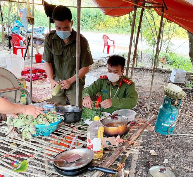 Những khoảnh khắc vượt nắng, thắng mưa của Công an Bắc Giang thời dịch - 8