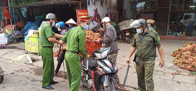 Những khoảnh khắc vượt nắng, thắng mưa của Công an Bắc Giang thời dịch - 3