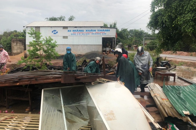 Lốc xoáy cuốn tốc mái trường học và nhiều nhà dân - 4 Lốc xoáy cuốn tốc mái trường học và nhiều nhà dân - 4