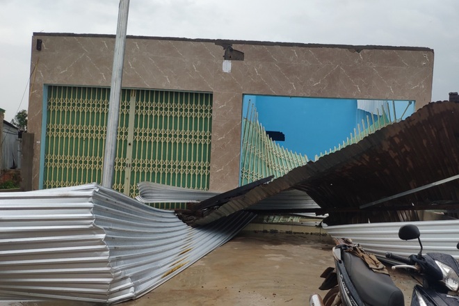 Lốc xoáy cuốn tốc mái trường học và nhiều nhà dân - 3 Lốc xoáy cuốn tốc mái trường học và nhiều nhà dân - 3