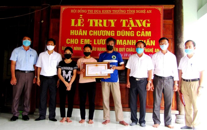 Truy tặng Huân chương dũng cảm cho học sinh lớp 7 quên mình cứu 2 em nhỏ - 1