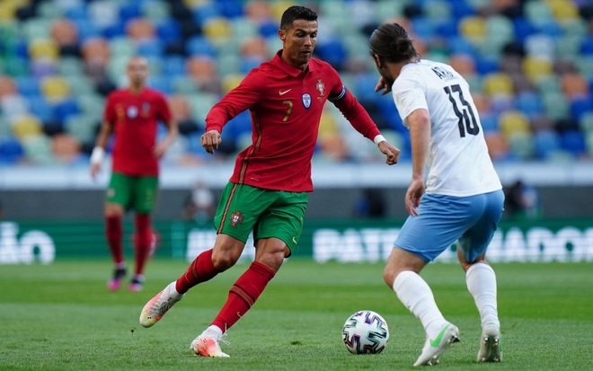 C.Ronaldo, Fernandes thăng hoa trong chiến thắng đậm của Bồ Đào Nha - 2 C.Ronaldo, Fernandes thăng hoa trong chiến thắng đậm của Bồ Đào Nha - 2